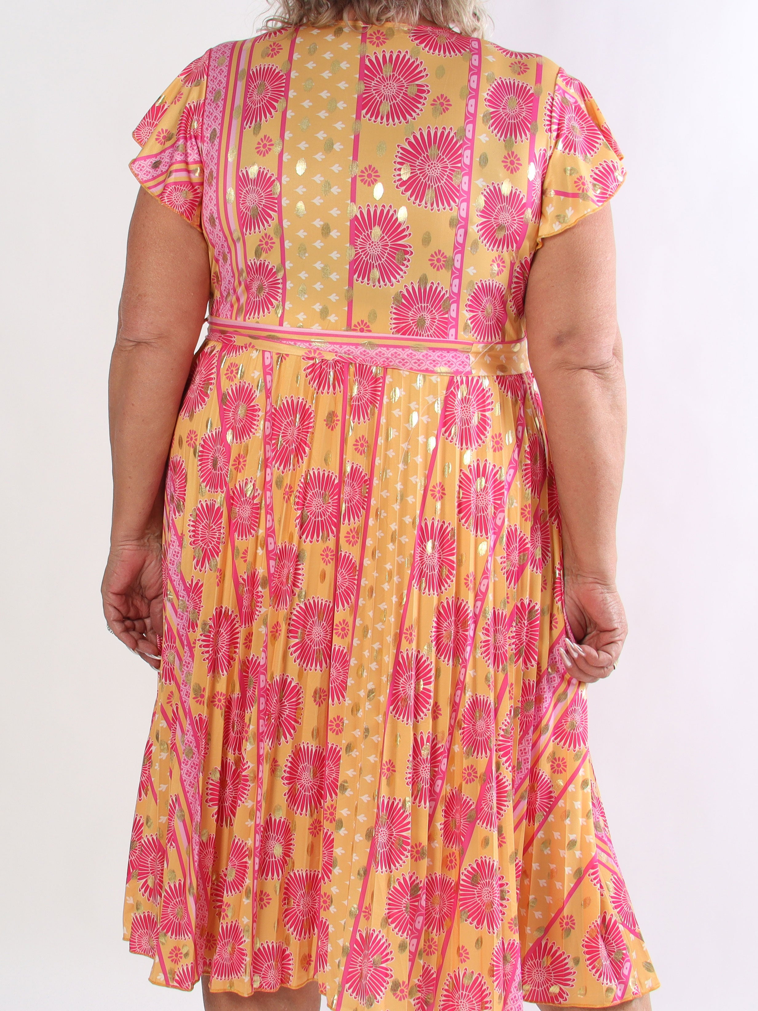 Toledo Sunburst - Plus size mønstret kjole i elastisk stof med plisseringer